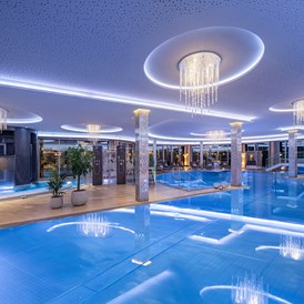 Luxushotel: 20 m Indoorbecken mit Attraktionspools und Wasserfallturm - 5-Sterne Wellness- & Sporthotel Jagdhof