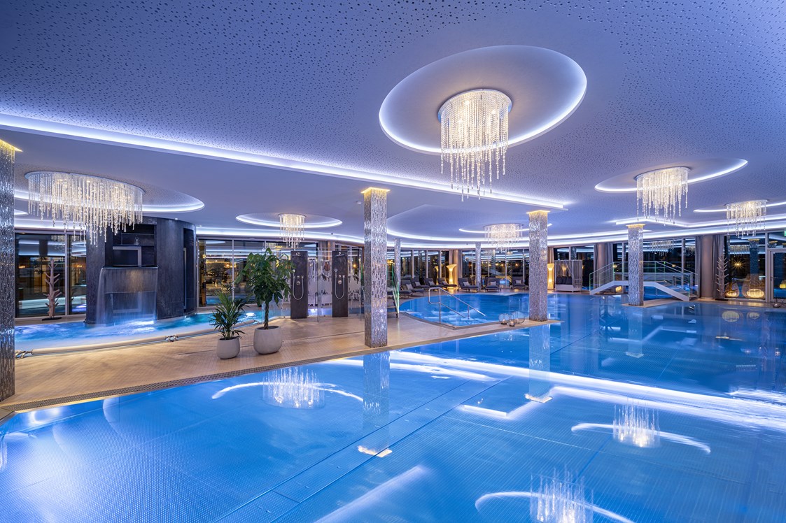 Luxushotel: 20 m Indoorbecken mit Attraktionspools und Wasserfallturm - 5-Sterne Wellness- & Sporthotel Jagdhof