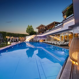 Luxushotel: 25 m langer, ganzjährig beheizter Infinity-Pool mit Sprudelliegen - 5-Sterne Wellness- & Sporthotel Jagdhof
