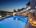 Luxushotel: 25 m langer, ganzjährig beheizter Infinity-Pool mit Sprudelliegen - 5-Sterne Wellness- & Sporthotel Jagdhof