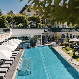 Luxushotel: 25 m Infinity-Pool im Gartenbereich - 5-Sterne Wellness- & Sporthotel Jagdhof