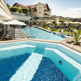 Luxushotel: Whirlpool, 35 °C, mit Bodensprudel und Massagedüsen - 5-Sterne Wellness- & Sporthotel Jagdhof