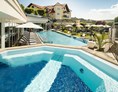 Luxushotel: Whirlpool, 35 °C, mit Bodensprudel und Massagedüsen - 5-Sterne Wellness- & Sporthotel Jagdhof