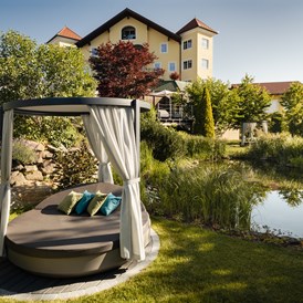 Luxushotel: Ruheoase mit Himmelbetten im Gartenbereich - 5-Sterne Wellness- & Sporthotel Jagdhof