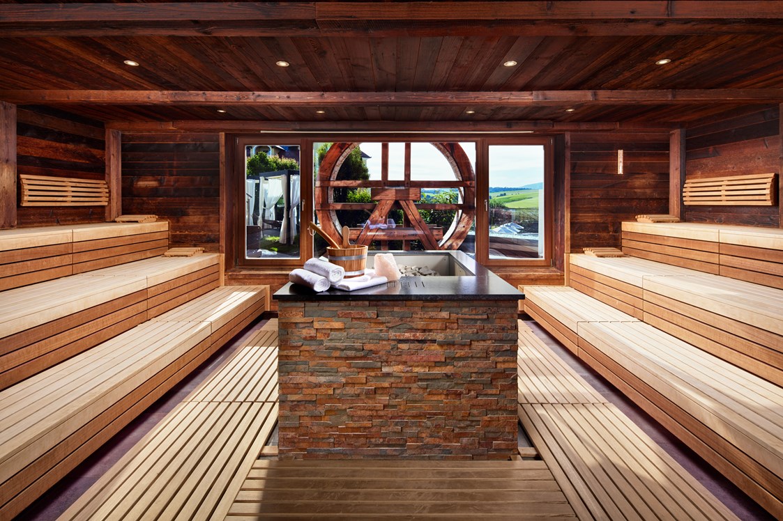 Luxushotel: Panorama-Event-Sauna mit täglich wechselnden Show-Aufgüssen - 5-Sterne Wellness- & Sporthotel Jagdhof