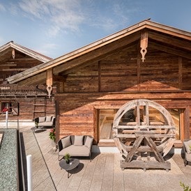 Luxushotel: Ruhebereich vor der Stadl-Sauna "Alte Mühle" - 5-Sterne Wellness- & Sporthotel Jagdhof