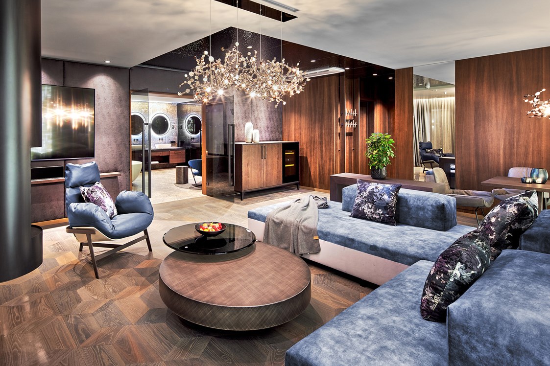 Luxushotel: Luxury-Suite mit eigener 3in1-Kombisauna, Whirlpool und Weinklimaschrank - 5-Sterne Wellness- & Sporthotel Jagdhof