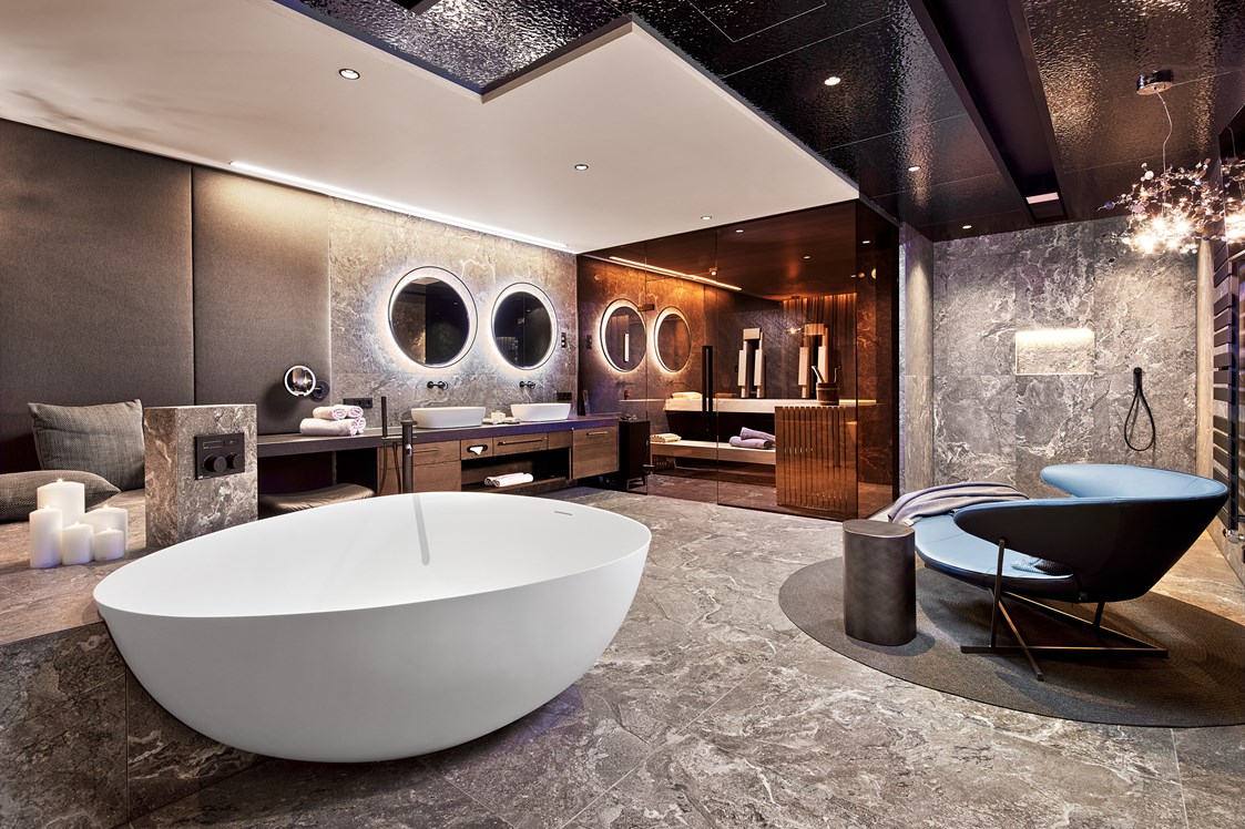 Luxushotel: Badezimmer der Luxury-Suite mit eigener Sauna, freistehende DUO-Badewanne mit Regensystem, 
Wärmebank und Relax-Bereich - 5-Sterne Wellness- & Sporthotel Jagdhof