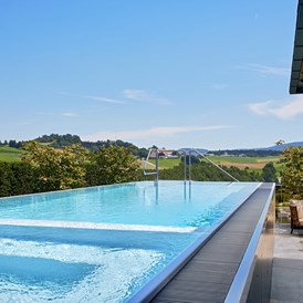 Luxushotel: Privater Infinity-Pool auf der Dachterrasse der eigenen Luxus-Suite - 5-Sterne Wellness- & Sporthotel Jagdhof