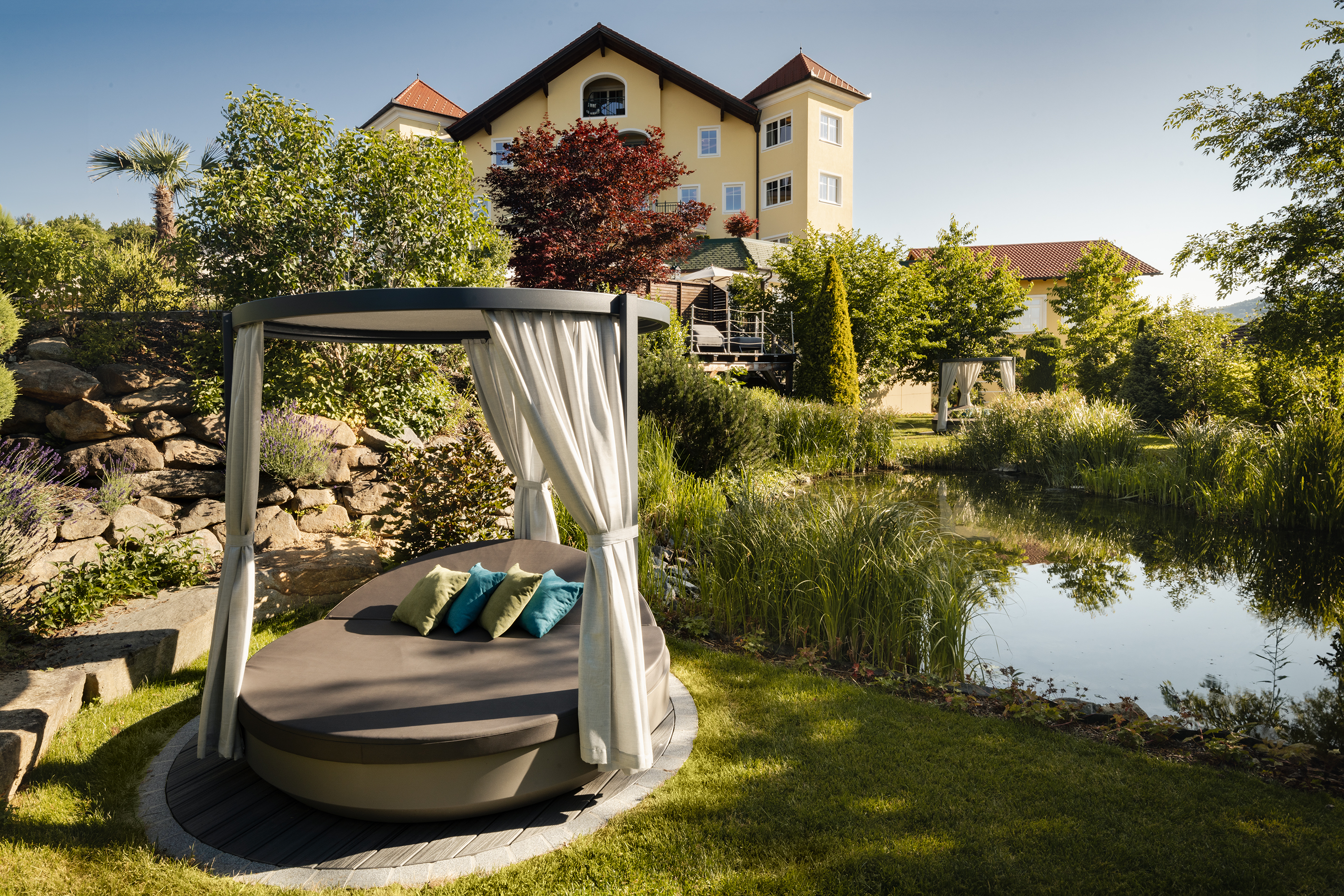 Luxushotel: Ruheoase mit Himmelbetten im Gartenbereich - 5* Wellness- & Sporthotel Jagdhof