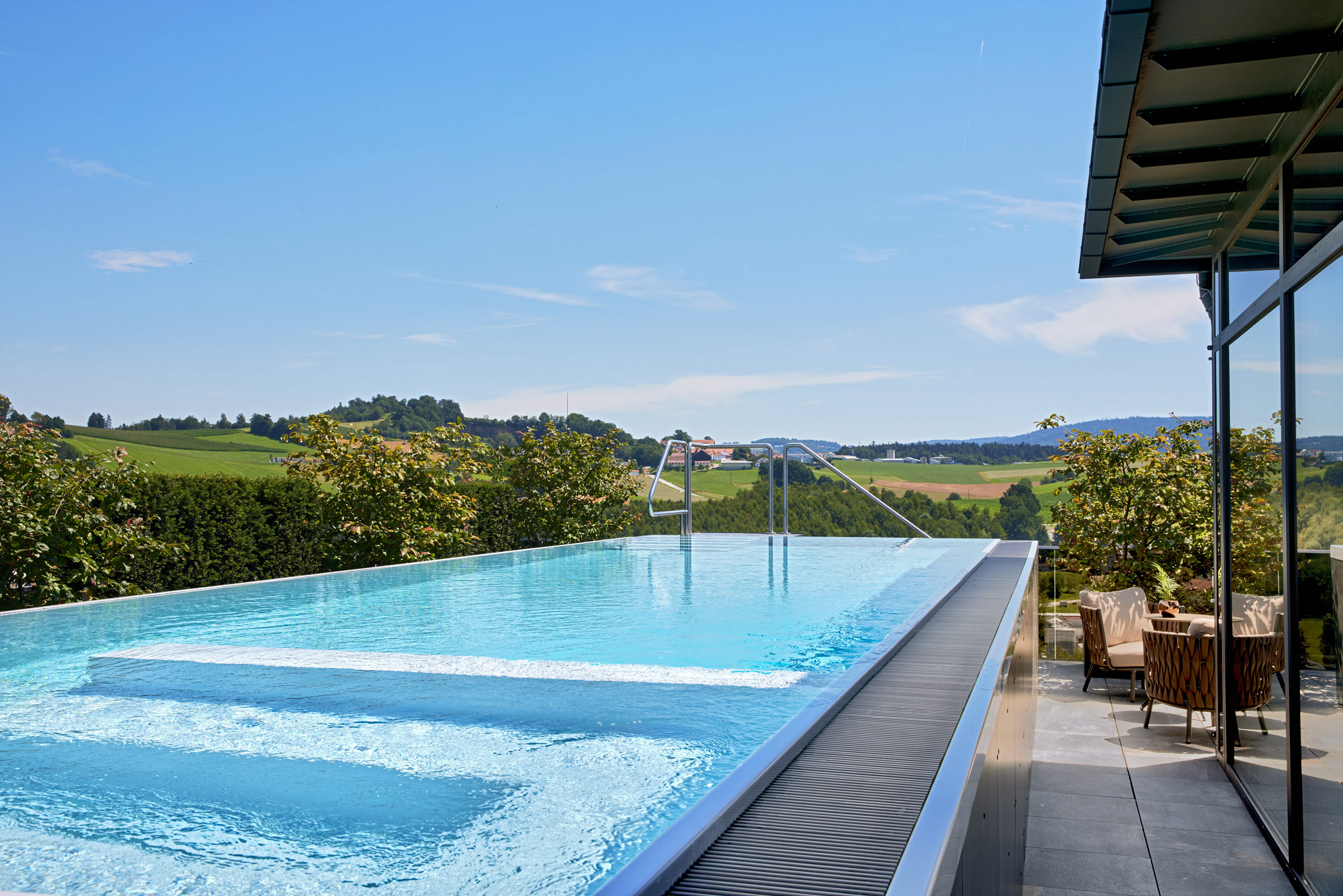 Luxushotel: Privater Infinity-Pool auf der Dachterrasse der eigenen Luxus-Suite - 5* Wellness- & Sporthotel Jagdhof