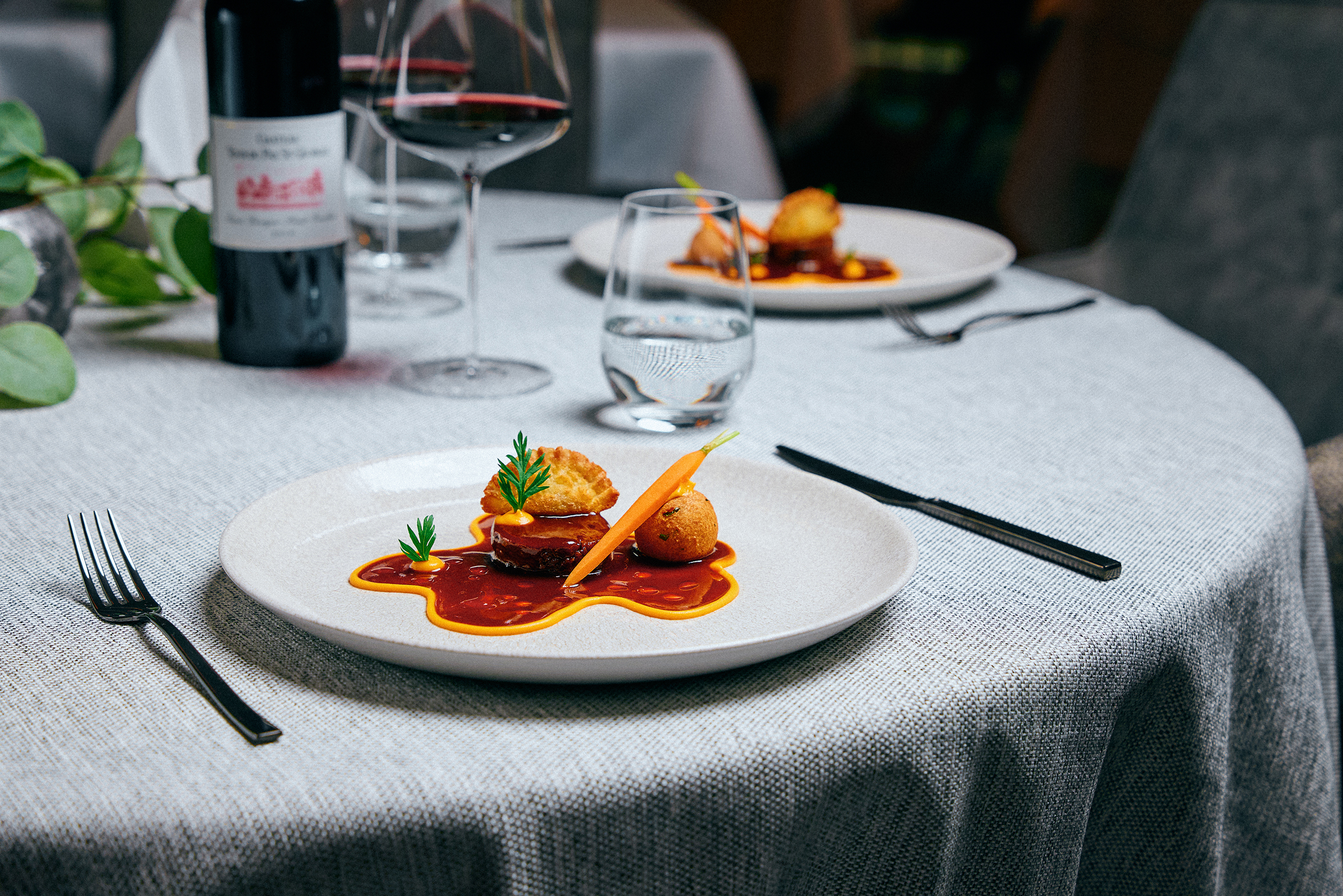 Luxushotel: Hauptgang: Duett vom Bayerischen Milchkalb - 5* Wellness- & Sporthotel Jagdhof