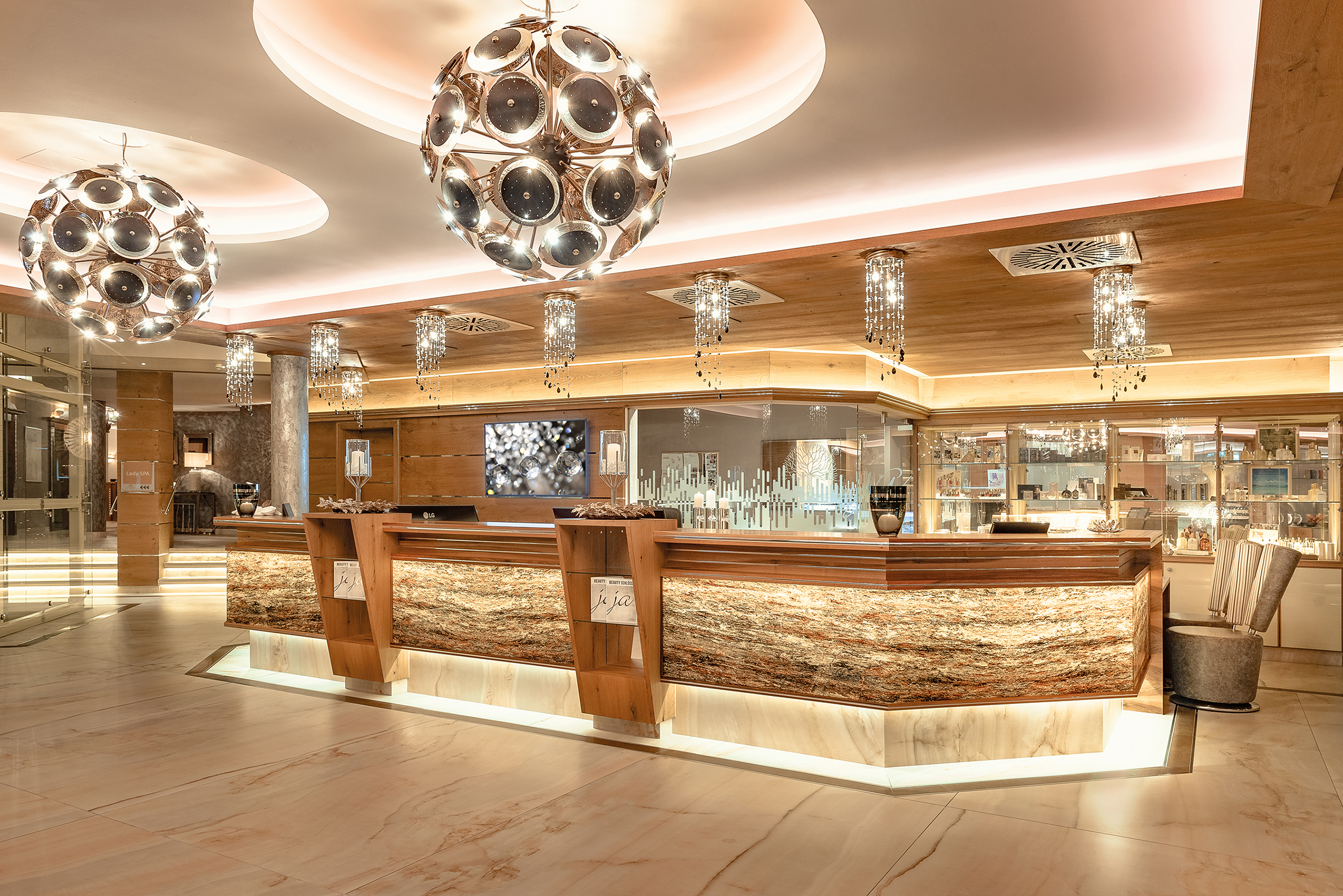 Luxushotel: Spa-Rezeption im Beauty-Schlössl - 5* Wellness- & Sporthotel Jagdhof