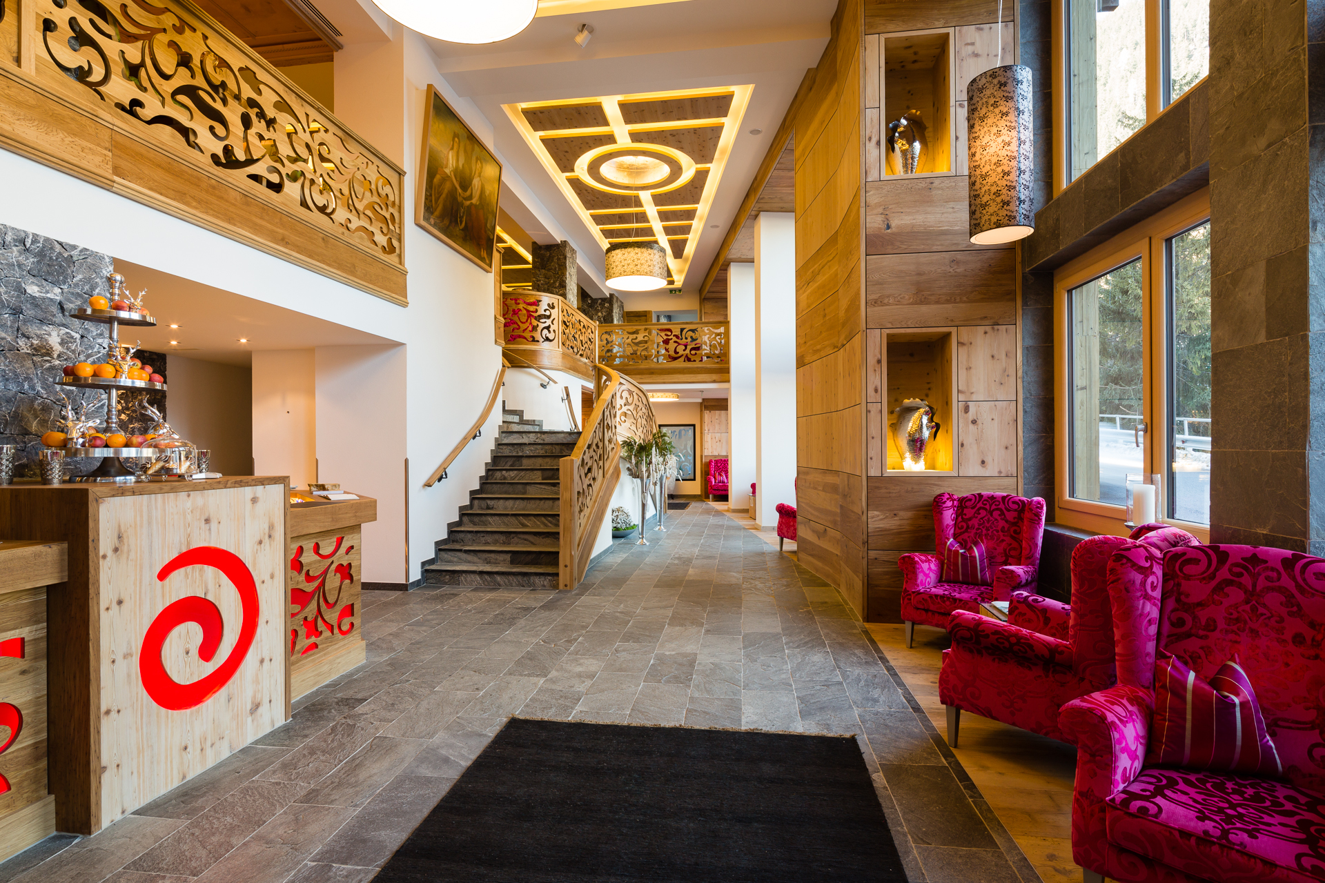 Luxusurlaub - Tirol - Lobby und Rezeption im Hotel Solaria sowie Aufgang zur Hotelbar  - Hotel Solaria