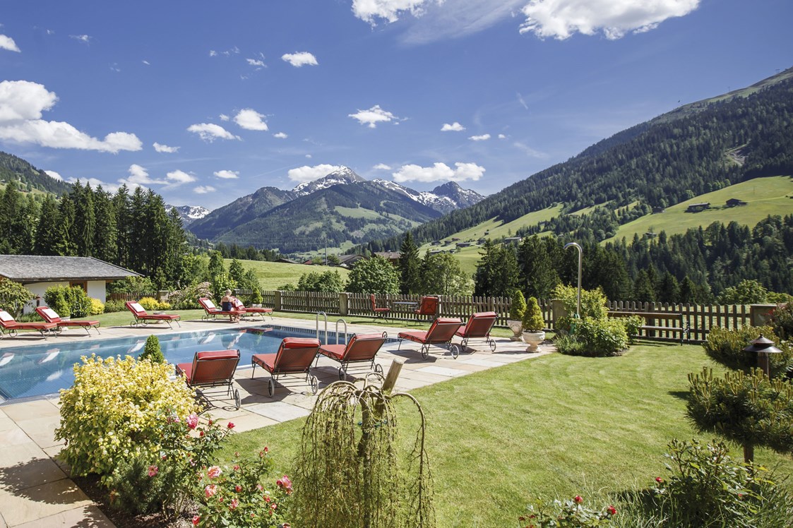 Luxushotel: Panoramagarten mit ganzjährig beheiztem Außenpool und Traum-Ausblick - Alpbacherhof****s - Mountain & Spa Resort
