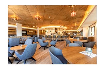 Luxushotel: Gemütliche, lichtdurchflutete Bar an der Sonnenseite des Hotels - ein wahres Herzstück des Hauses - Alpbacherhof****s - Mountain & Spa Resort