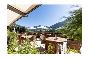 Luxushotel: Terrasse mit traumhaftem Panoramablick auf die Alpbacher Berge in absoluter Ruhe - Alpbacherhof****s - Mountain & Spa Resort