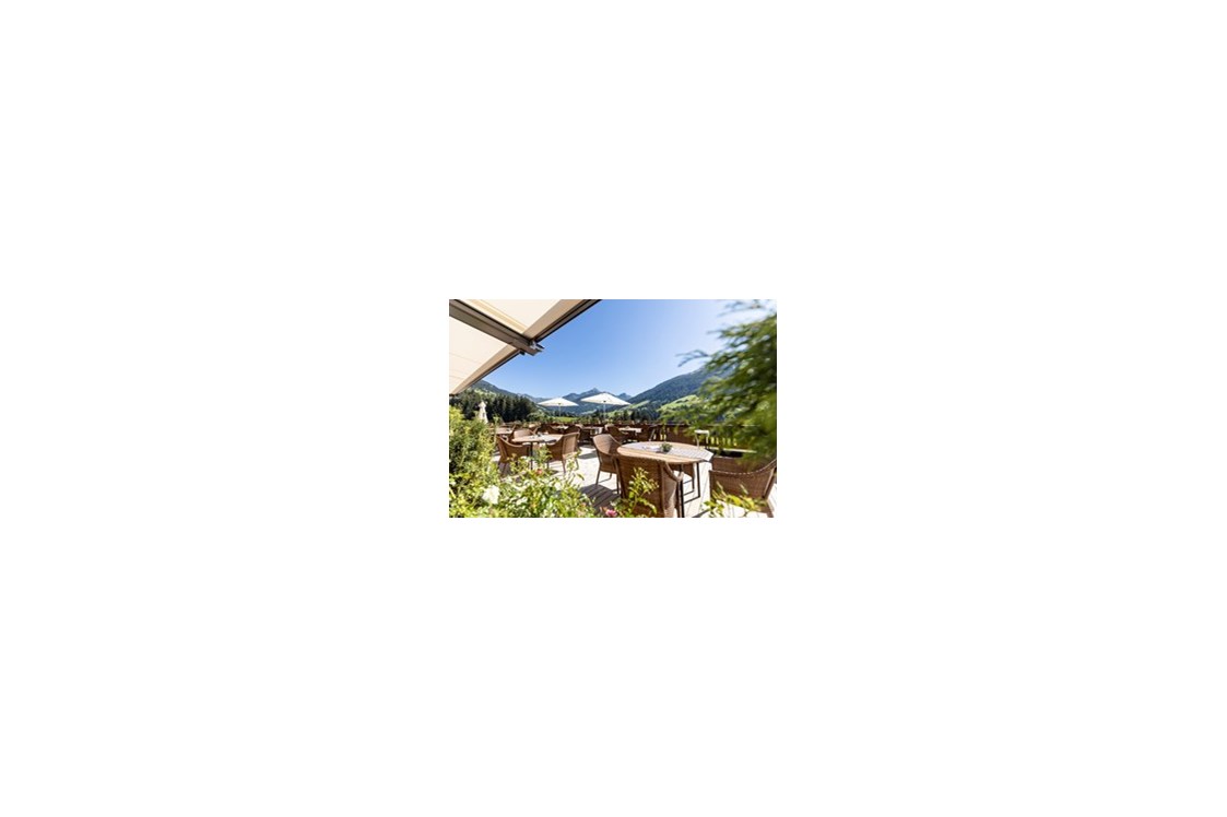 Luxushotel: Terrasse mit traumhaftem Panoramablick auf die Alpbacher Berge in absoluter Ruhe - Alpbacherhof****s - Mountain & Spa Resort