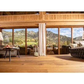 Luxushotel: Gemütliche Leselounge Wolke 7 mit Blick auf die Berge - Alpbacherhof****s - Mountain & Spa Resort