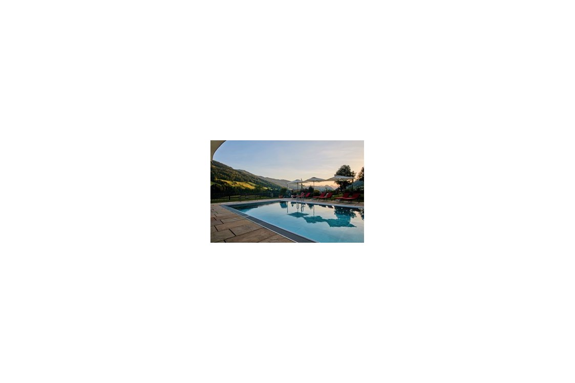 Luxushotel: Beheizter Außenpool mit traumhaftem Blick auf die Alpbacher Berge Fotograf Stephan Michael/CR Alpbacherhof - Alpbacherhof****s - Mountain & Spa Resort