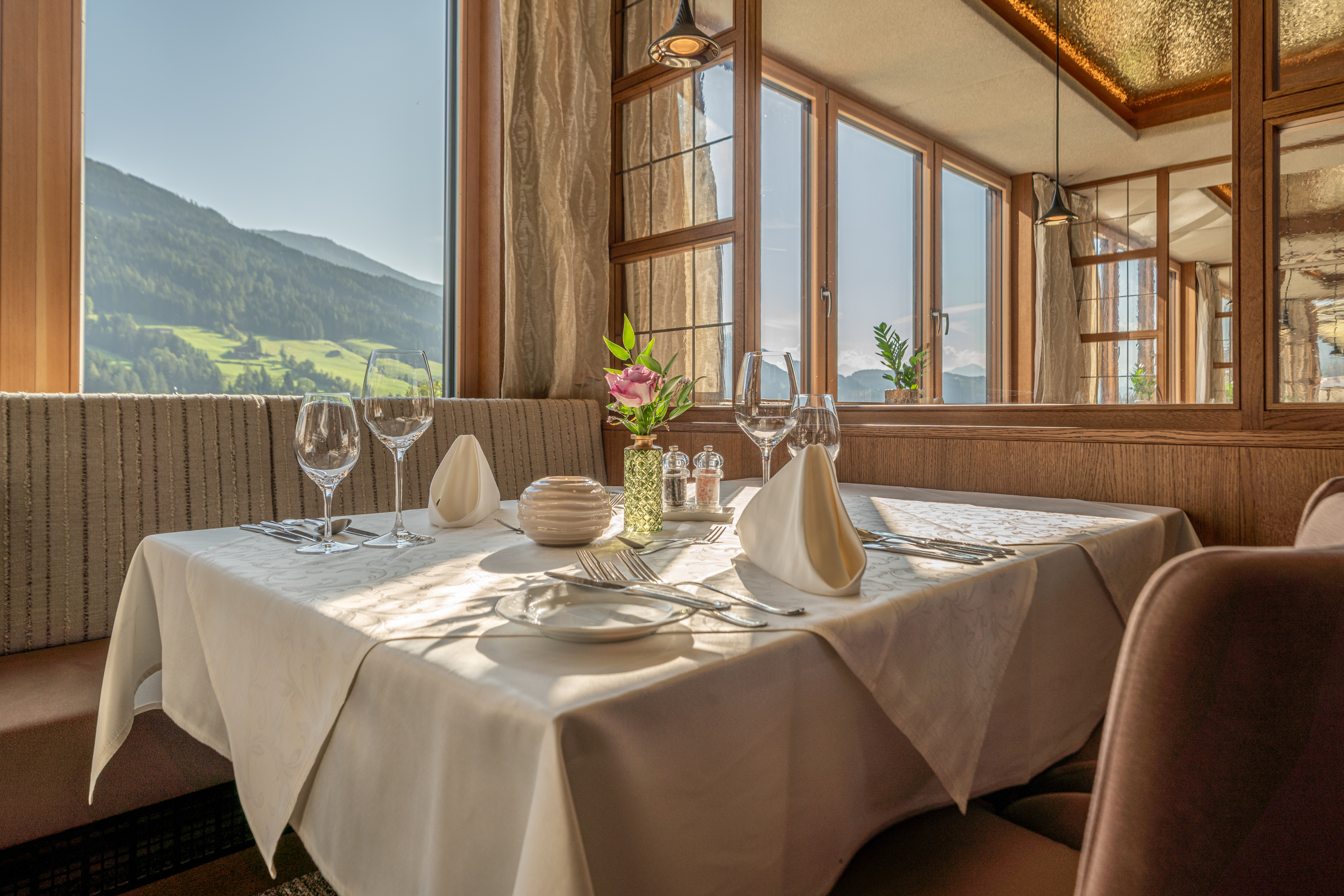 Luxushotel: Restaurant Tisch am Fenster mit Panoramaausblick - Alpbacherhof****s - Mountain & Spa Resort