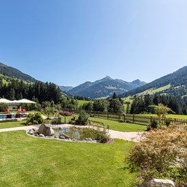 Luxushotel: Wunderschöner Panoramagarten mit Pool und unverbautem Ausblick - Alpbacherhof****s - Mountain & Spa Resort