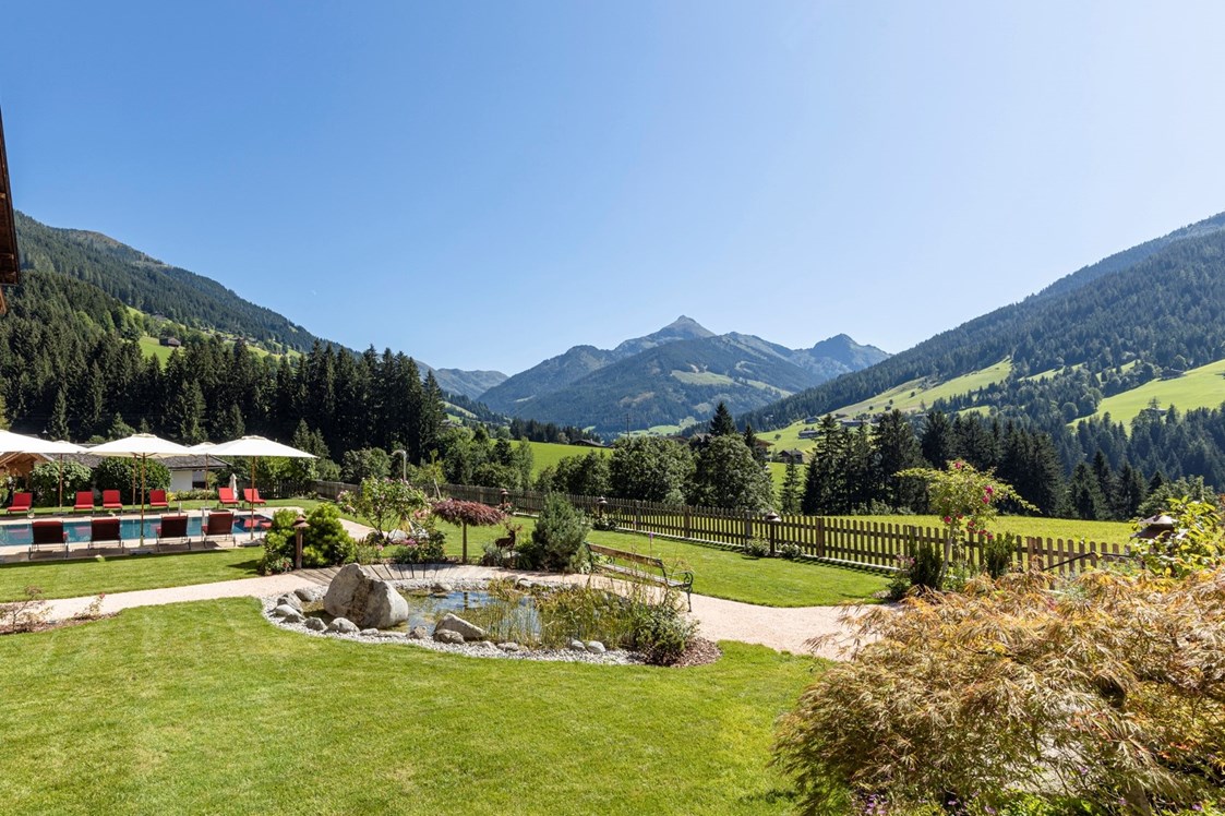 Luxushotel: Wunderschöner Panoramagarten mit Pool und unverbautem Ausblick - Alpbacherhof****s - Mountain & Spa Resort
