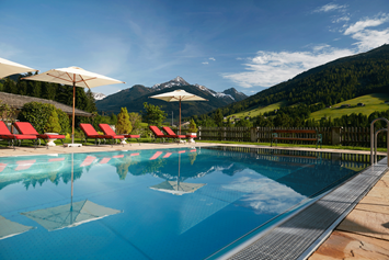 Luxushotel: Traumhafte Ausblicke im Alpbacherhof, hier vom ganzjährigen beheizten Außenpool. - Alpbacherhof****s - Mountain & Spa Resort
