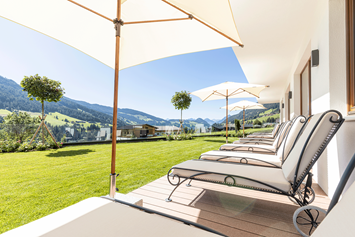 Luxushotel: Relaxliegen im Freien im Naturhotel Der Alpbacherhof - Alpbacherhof****s - Mountain & Spa Resort