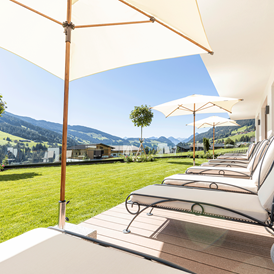 Luxushotel: Relaxliegen im Freien im Naturhotel Der Alpbacherhof - Alpbacherhof****s - Mountain & Spa Resort