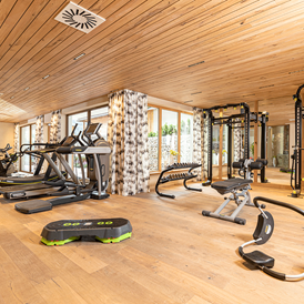 Luxushotel: Fit and healthy - großzügiger, heller Fitnessraum mit top Geräten der Firma Technogym - Alpbacherhof****s - Mountain & Spa Resort
