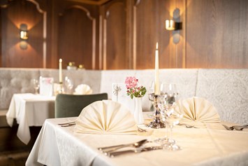 Luxushotel: Einladend gedeckter Tisch im neu renovierten Restaurant des Genusshotels Der Alpbacherhof - Alpbacherhof****s - Mountain & Spa Resort