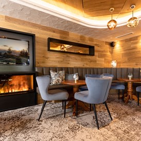 Luxushotel: Gemütliche Lounge n der Bar des Genusshotels Der Alpbacherhof - Alpbacherhof****s - Mountain & Spa Resort