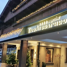 Luxushotel: Hoteleingang  - Alpbacherhof****s - Mountain & Spa Resort