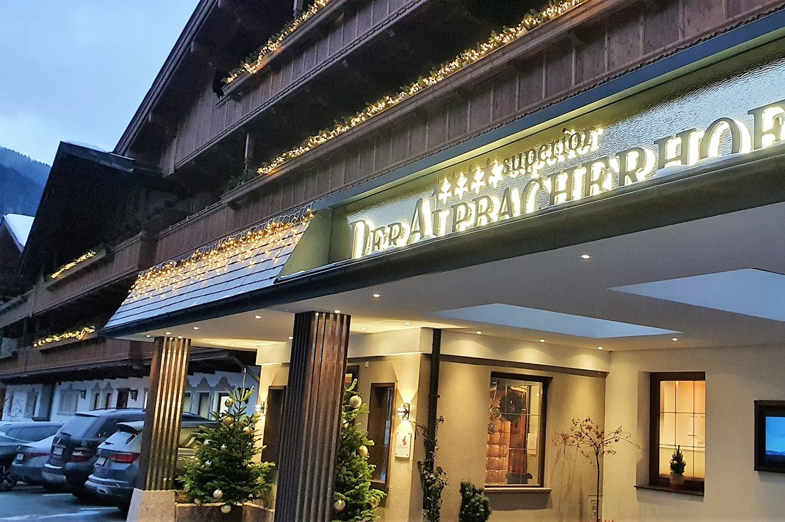 Luxushotel: Hoteleingang  - Alpbacherhof****s - Mountain & Spa Resort
