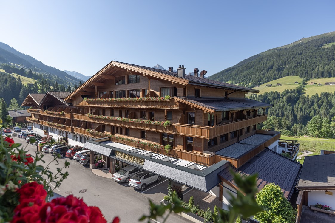 Luxushotel: Hotel Außenansicht Sommer - Alpbacherhof****s - Mountain & Spa Resort