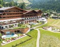 Luxushotel: Südansicht mit fantastischer Gartenanlage und atemberaubendem Ausblick - Alpbacherhof****s - Mountain & Spa Resort