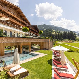 Luxushotel: Adults Only Bereich mit Whirlpool im Freien mit wunderbarem Ausblick - Alpbacherhof****s - Mountain & Spa Resort