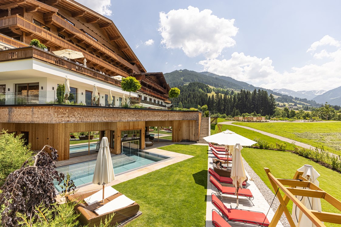 Luxushotel: Adults Only Bereich mit Whirlpool im Freien mit wunderbarem Ausblick - Alpbacherhof****s - Mountain & Spa Resort