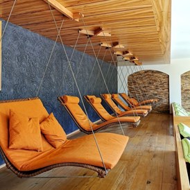 Luxushotel: Panoramaruheraum mit gemütlichen Schwebeliegen - Alpbacherhof****s - Mountain & Spa Resort