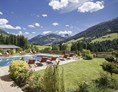 Luxushotel: Panoramagarten mit ganzjährig beheiztem Außenpool und Traum-Ausblick - Der Alpbacherhof ****s Natur & Spa Resort
