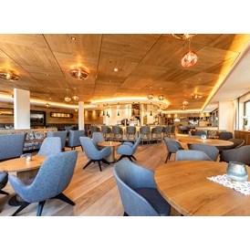 Luxushotel: Gemütliche, lichtdurchflutete Bar an der Sonnenseite des Hotels - ein wahres Herzstück des Hauses - Der Alpbacherhof ****s Natur & Spa Resort