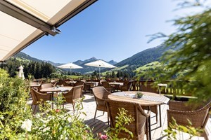 Luxushotel: Terrasse mit traumhaftem Panoramablick auf die Alpbacher Berge in absoluter Ruhe - Der Alpbacherhof ****s Natur & Spa Resort