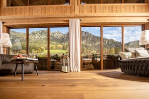 Luxushotel: Gemütliche Leselounge Wolke 7 mit Blick auf die Berge - Der Alpbacherhof ****s Natur & Spa Resort