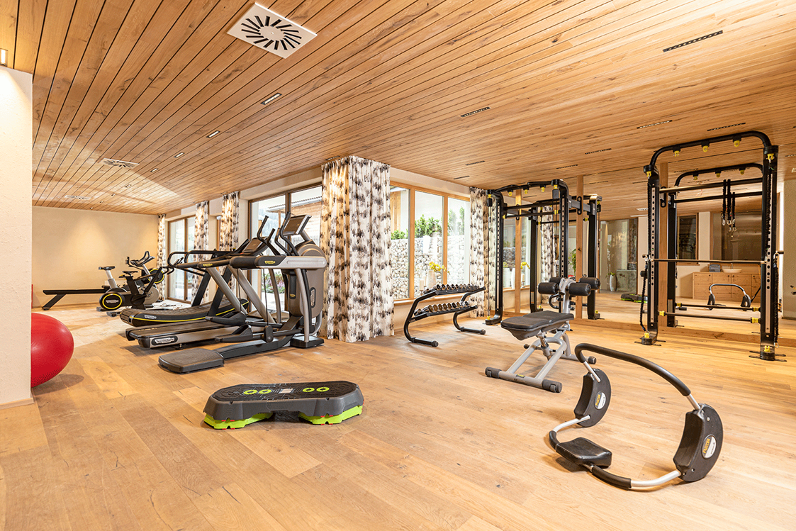 Luxushotel: Fit and healthy - großzügiger, heller Fitnessraum mit top Geräten der Firma Technogym - Der Alpbacherhof ****s Natur & Spa Resort
