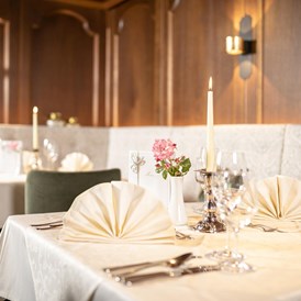 Luxushotel: Einladend gedeckter Tisch im neu renovierten Restaurant des Genusshotels Der Alpbacherhof - Der Alpbacherhof ****s Natur & Spa Resort