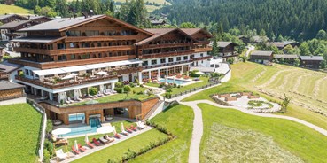 Luxusurlaub - Tiroler Unterland - Südansicht mit fantastischer Gartenanlage und atemberaubendem Ausblick - Der Alpbacherhof ****s Natur & Spa Resort