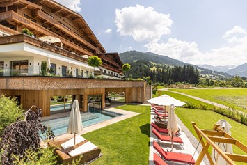 Luxushotel: Adults Only Bereich mit Whirlpool im Freien mit wunderbarem Ausblick - Der Alpbacherhof ****s Natur & Spa Resort