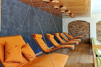 Luxushotel: Panoramaruheraum mit gemütlichen Schwebeliegen - Der Alpbacherhof ****s Natur & Spa Resort