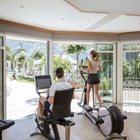 Luxushotel: Lichtdurchfluteter Fitnessraum am Pool mit neuesten Cardio-Geräten - Preidlhof***** Luxury DolceVita Resort